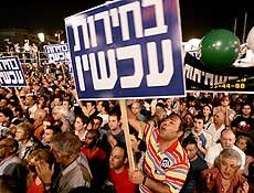 Israelenses saem s ruas de Tel Aviv para pedir renncia de primeiro-ministro