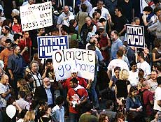 Multido vai s ruas de Tel Aviv para pedir renncia de premi israelense Ehud Olmert