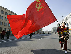 Russa leva bandeira da Unio Sovitica a demonstrao comunista em Moscou