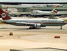 Avies da Kenyan Airlines em aeroporto; aeronave da companhia cai com mais de cem