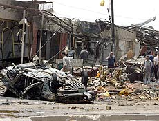Iraquianos observam local de exploso em Bagd; ataque mata ao menos 30 pessoas