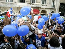 Partidrios de Sarkozy comemoram nas ruas aps anncio de vitria em segundo turno