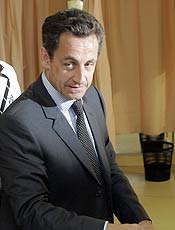 O candidato conservador, Nicolas Sarkozy, registra seu voto