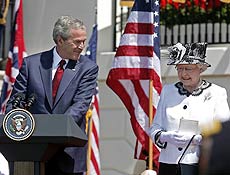 Bush olha para Elizabeth 2 aps cometer gafe em discurso de recepo na Casa Branca