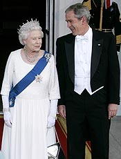 Rainha Elizabeth 2 e Bush tm jantar formal na Casa Branca