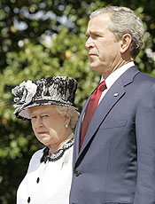 Rainha Elizabeth  recebida na Casa Branca por Bush