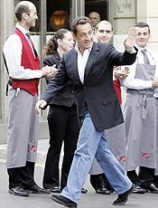 O presidente eleito, Nicolas Sarkozy, deixa hotel em Paris