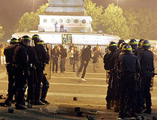 Policiais e manifestantes se confrontam em Paris aps vitria de Sarkozy em eleio
