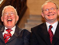 Lderes do governo de diviso de poder na Irlanda do Norte tomam posse em Belfast