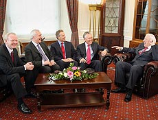 Da esquerda para direita: McGuinness, Ahern, Blair, Hain e Paisley renem-se no Parlamento