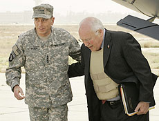 O vice-presidente americano, Dick Cheney, chega ao Iraque para visita-supresa