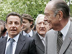 O presidente eleito, Nicolas Sarkozy ( esq.) aparece ao lado do lder Jacques Chirac