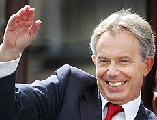 Premiê britânico Tony Blair anuncia que deixará chefia de governo do Reino Unido em junho