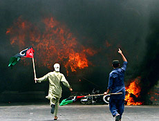 Simpatizantes da oposio paquistanesa queimam pneus em protesto em Karachi