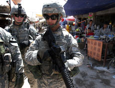 Soldados dos EUA patrulham mercado em Bagd; ataque matou quatro americanos ontem