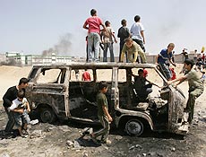 Palestinos em cima de carro queimado aps confrontos entre Hamas e Fatah em Gaza<BR>