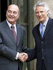 Jacques Chirac (esq.) cumprimenta premi Dominique de Villepin