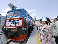 Sul-coreanos comemoram chegada de trem norte-coreano a Goseong, leste de Seul 