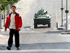 Tanque patrulha rua deserta; violncia tirou moradores da Cidade de Gaza das ruas