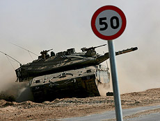 Tanque israelense patrulha fronteira norte da faixa de Gaza; palestinos temem invaso