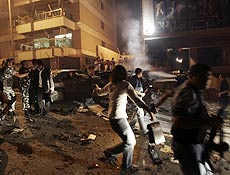Policiais retiram moradores de rua onde ocorreu explosão de bomba em Beirute