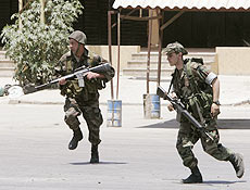 Soldados libaneses correm durante confrontos com grupo radical Fatah al Islam no norte