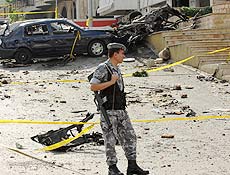 Policial libanês observa cena de explosão que feriu sete em Beirute nesta segunda-feira
