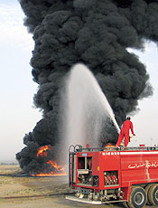 Bombeiro tenta apagar fogo em poço de petróleo perto de Kirkuk