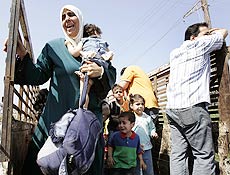 Civis palestinos deixam campo de refugiados em caminho para fugir de violncia no Lbano