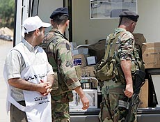 Exrcito libans faz entrega de medicamentos a civis em campo de refugiados no norte