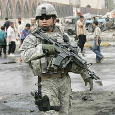 Soldado americano vigia local de exploso; 122 morreram em maio, recorde desde 2004