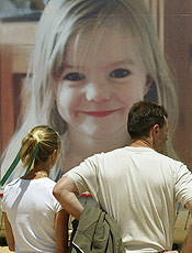 Pais de Madeleine observam cartaz da filha em praia em Portugal