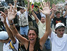 Estudantes erguem as mos em direo  polcia durante ato pr-RCTV em Caracas