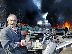 Na foto de arquivo, carros pegam fogo aps atentado que matou premi em 2005