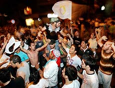 Jovens libaneses comemoram em Beirute aprovao do tribunal sobre Hariri pela ONU