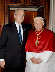 Bush e Bento 16 posam para fotgrafos no Vaticano