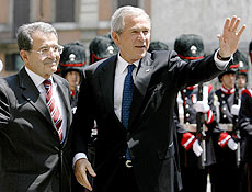 Bush foi recebido pelo premi italiano, Romano Prodi, com quem se rene hoje