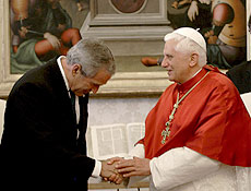 Bush sada o papa Bento 16 em sua primeira reunio com o pontfice no Vaticano
