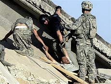 Soldados americanos e membro de grupo privado de segurana resgatam iraquiano