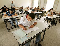 Estudantes palestinos fazem exame final em escola de Gaza; ataque ameaa trgua