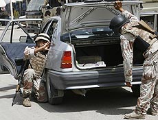 Iraquianos fazem revista em carro em Bagd; sunitas sero armados pelos EUA