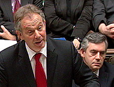 Tony Blair ( esquerda) deixa cargo de premi e  sucedido por Gordon Brown ( direita