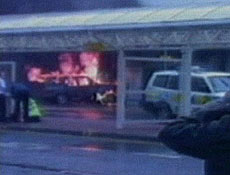 Carro em chamas atinge terminal do aeroporto de Glasgow, na regio sul da Esccia