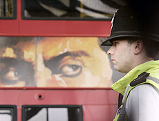 Policial patrulha rua de Londres; britânicos investigam papel da Al Qaeda