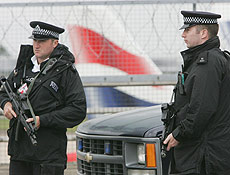 Policiais patrulham aeroporto de Heathrow, em Londres, onde a segurana foi elevada
