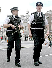 Policiais patrulham ruas de Londres; alerta terrorista foi diminudo