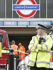 Policial vigia estao em Londres; trs foram condenados por plano terrorista de 2005