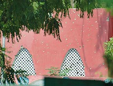 Parede da Mesquita Vermelha, em Islamabad, mostra marcas de tiros durante cerco