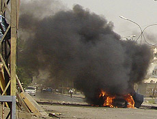 Veculo militar americano pega fogo aps ser atingido por bomba no centro de Bagd
