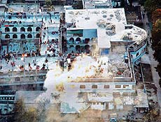 Foto area mostra complexo da Mesquita Vermelha sob ataque das foras militares